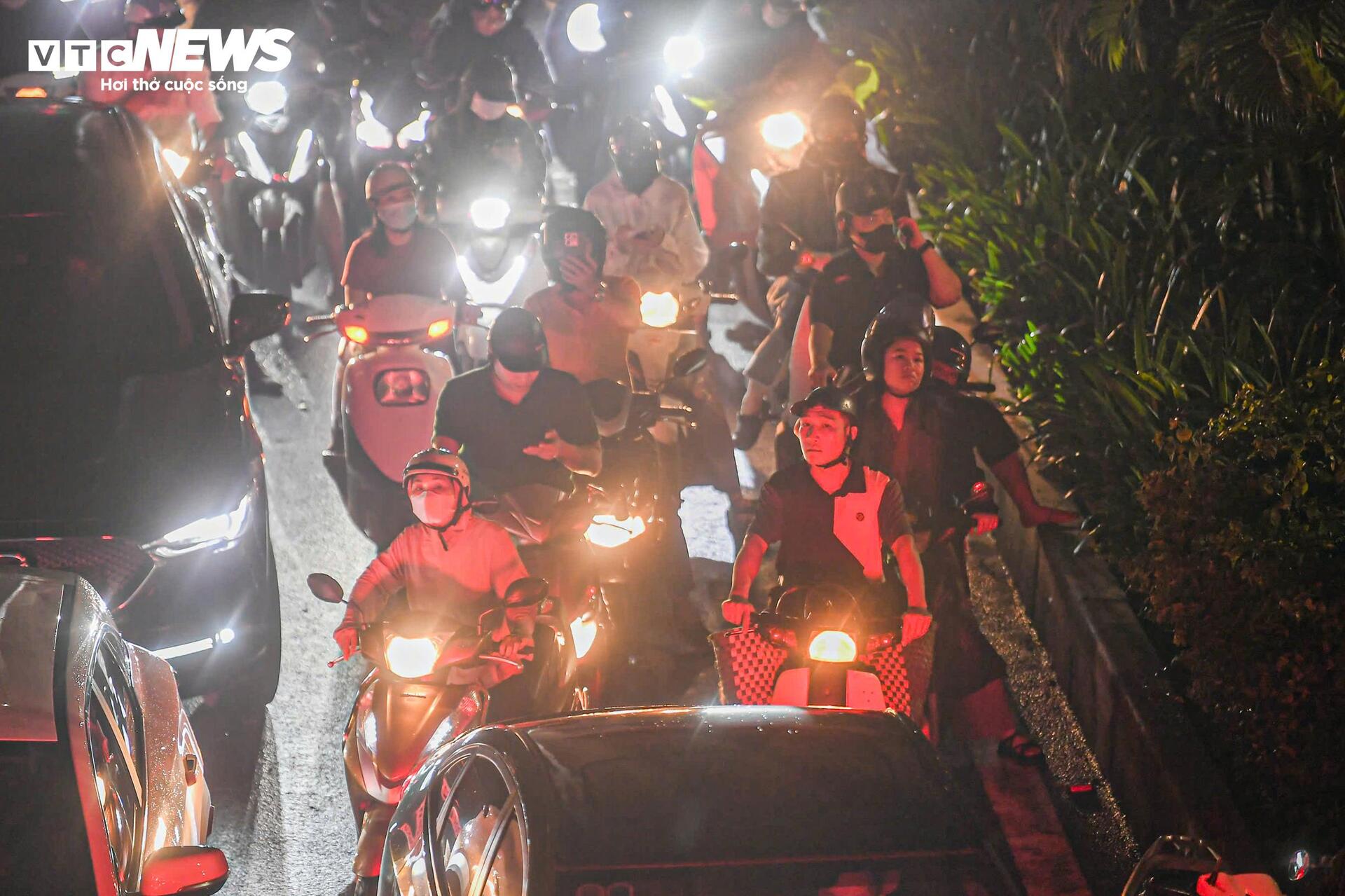23h đêm, đường Hà Nội vẫn ken đặc xe, nhiều người cuốc bộ 6 tiếng về nhà- Ảnh 3.
