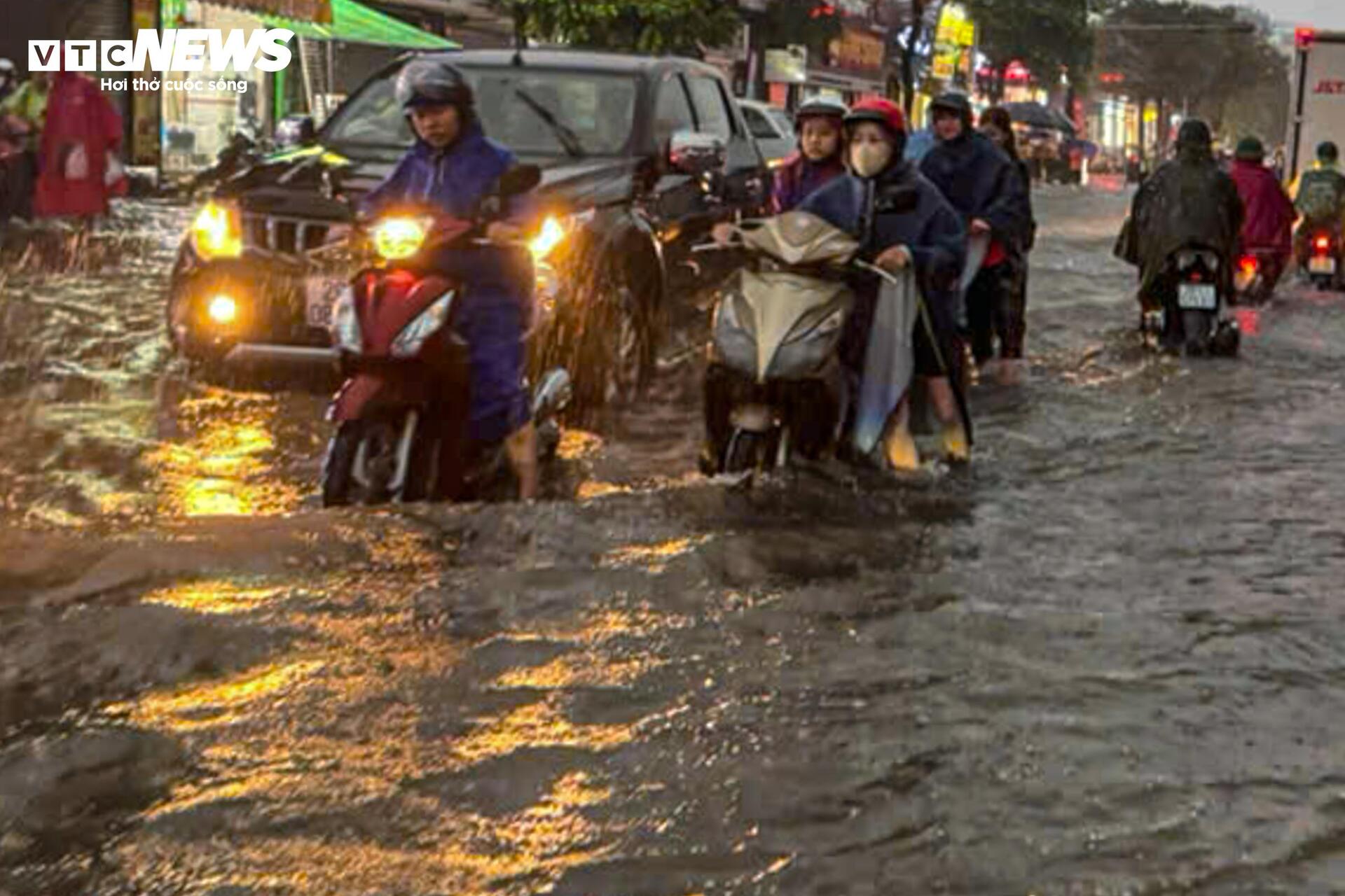 23h đêm, đường Hà Nội vẫn ken đặc xe, nhiều người cuốc bộ 6 tiếng về nhà- Ảnh 8.
