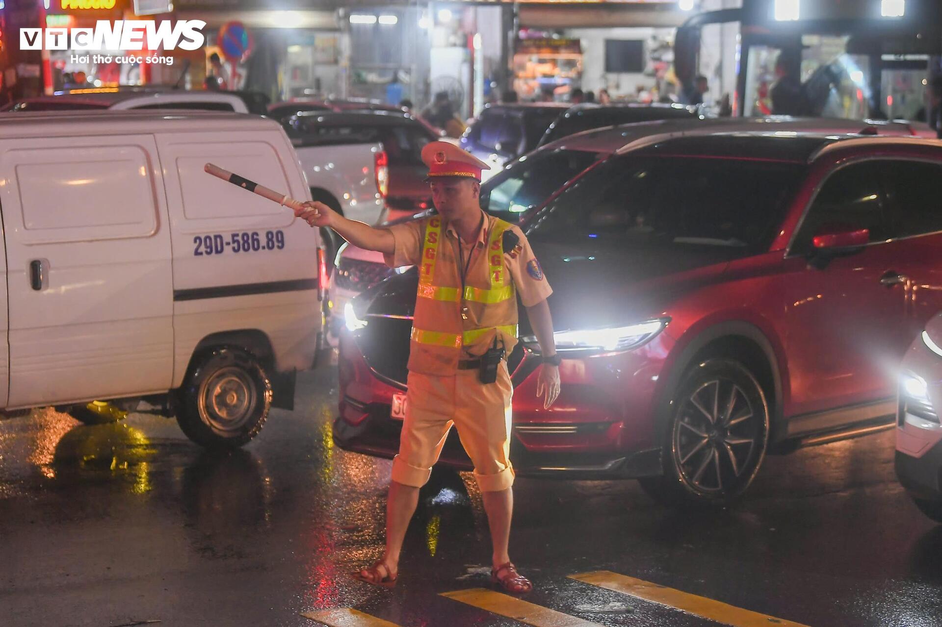 23h đêm, đường Hà Nội vẫn ken đặc xe, nhiều người cuốc bộ 6 tiếng về nhà- Ảnh 11.