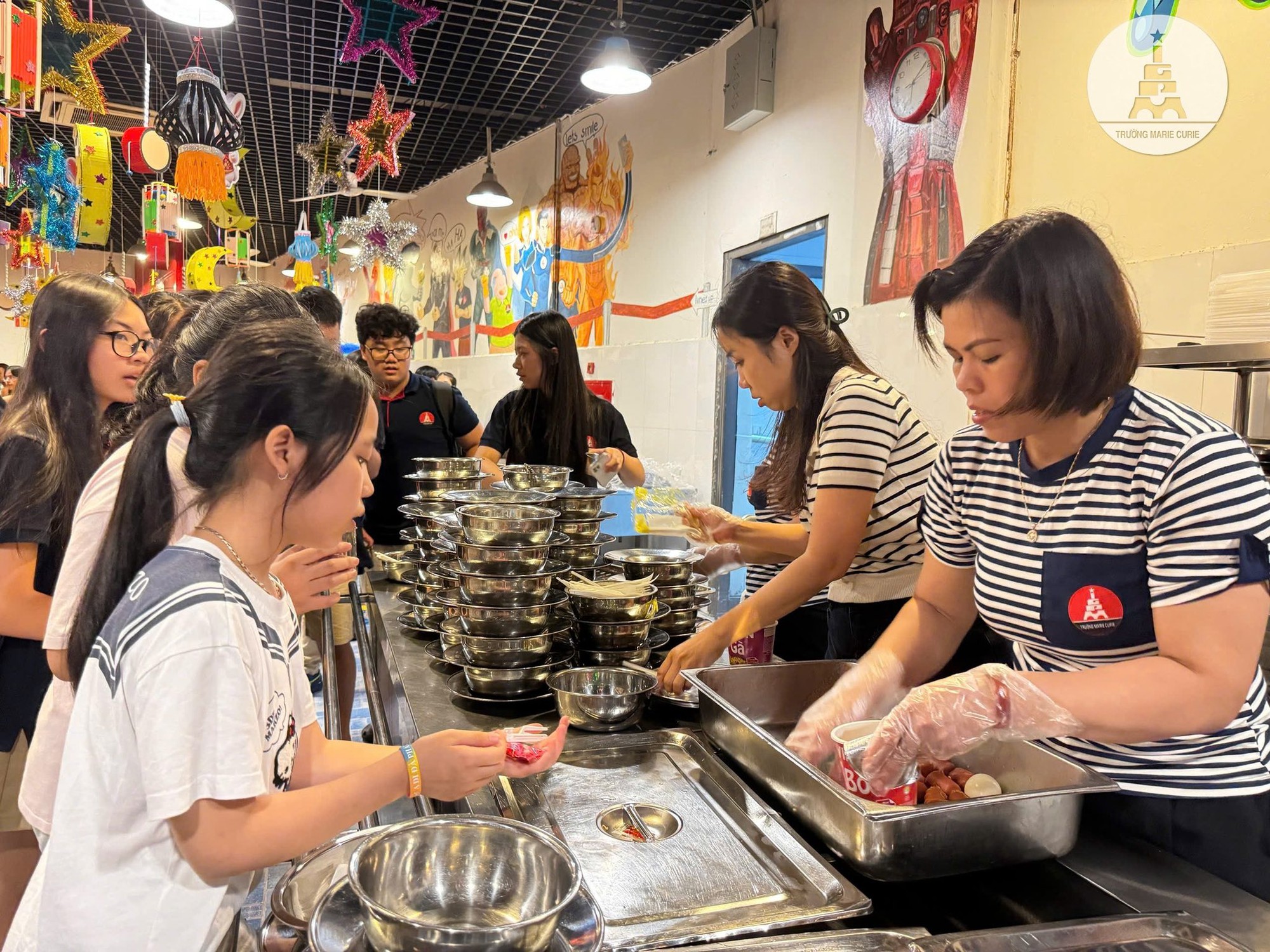 Ngày 30/9 Hà Nội ngập kinh hoàng, thầy trò quây quần bên bữa tối ấm lòng tại trường Marie Curie- Ảnh 6.