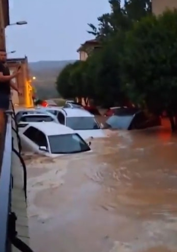 Ngập lụt kinh hoàng do bão Gabrielle: Mọi con đường biến thành sông, "ô tô bơi" khắp nơi, cả thành phố giờ đã tê liệt- Ảnh 9.