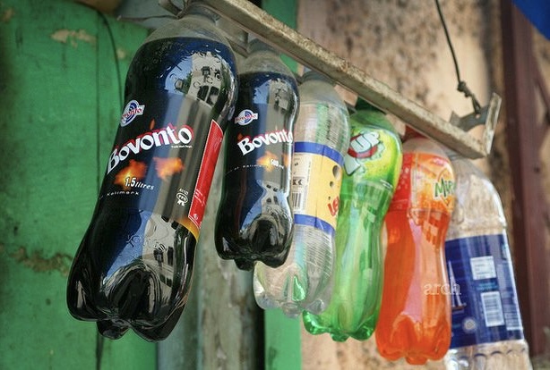 Vì sao đáy chai nhựa nước ngọt luôn lồi lõm? Bí mật thiết kế tuy nhỏ nhưng "cứu" cả ngành đồ uống tỷ đô- Ảnh 3.