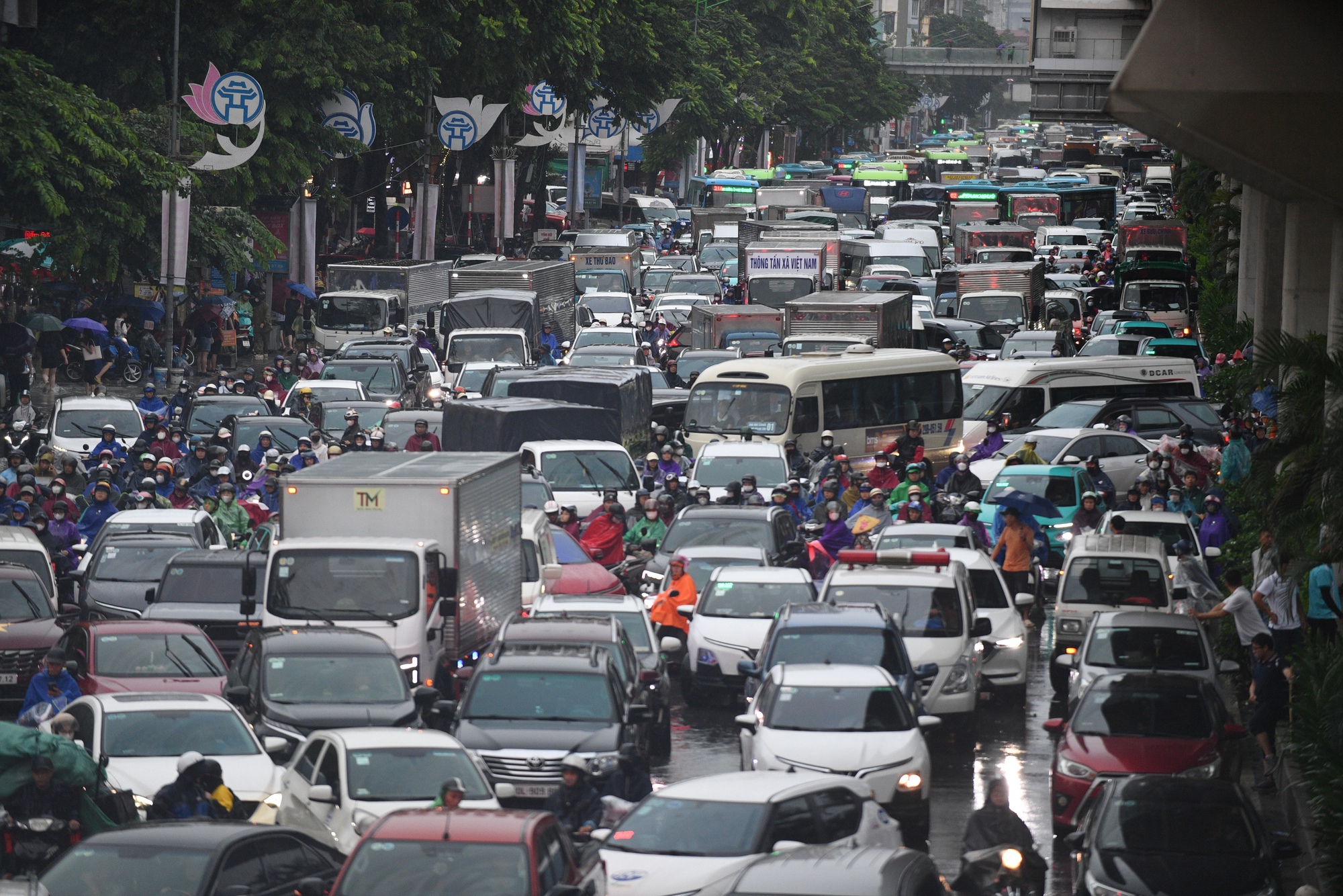 Hà Nội chưa bao giờ như này: Những hình ảnh kinh hoàng nhất của trận mưa ngập từ sáng đến tối!- Ảnh 7.