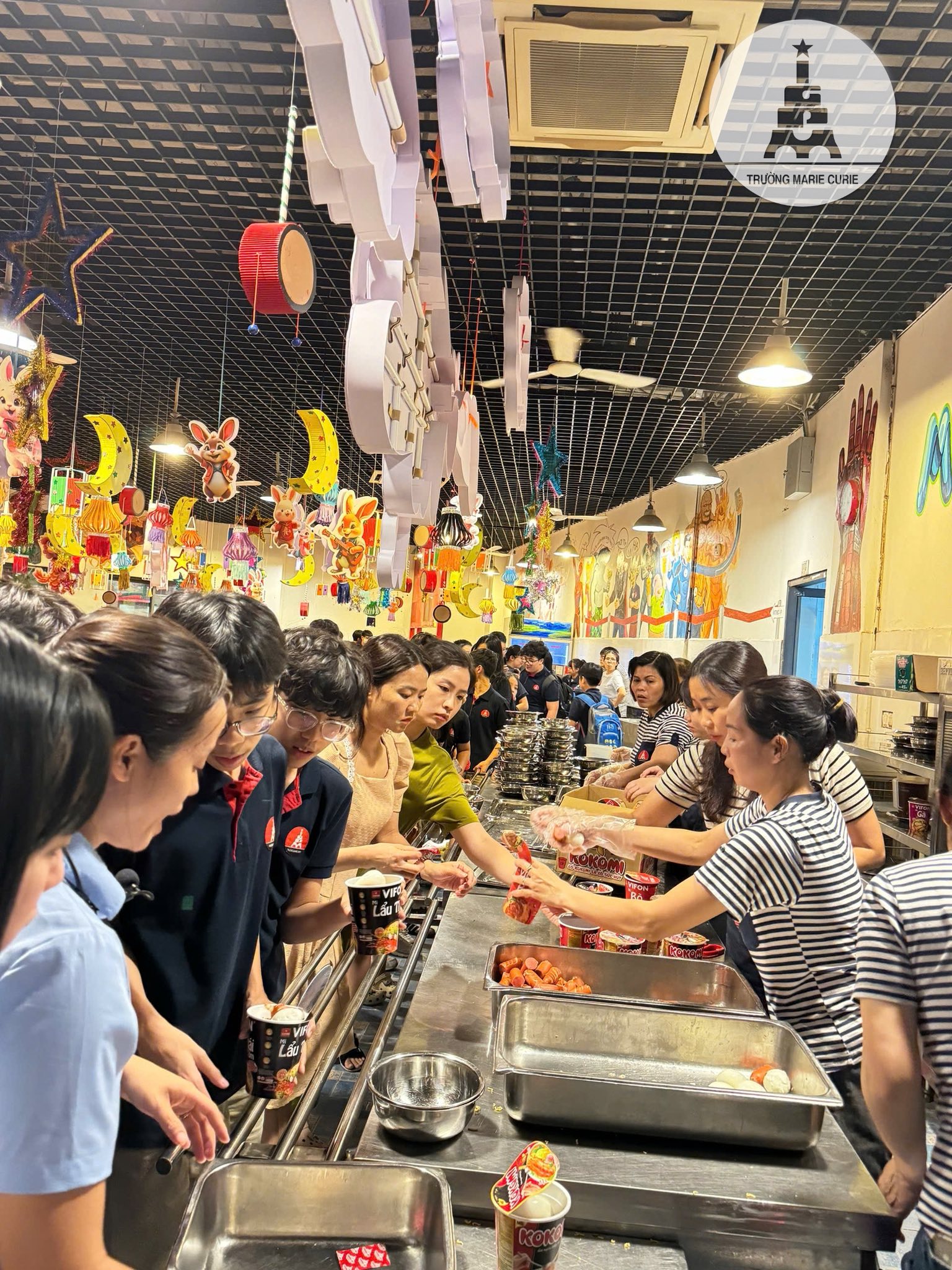 Ngày 30/9 Hà Nội ngập kinh hoàng, thầy trò quây quần bên bữa tối ấm lòng tại trường Marie Curie- Ảnh 2.