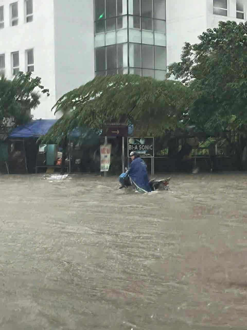 Hà Nội ngập, ùn tắc kéo dài giờ tan tầm: Người dân chui vào cốp xe chờ nước rút- Ảnh 9.