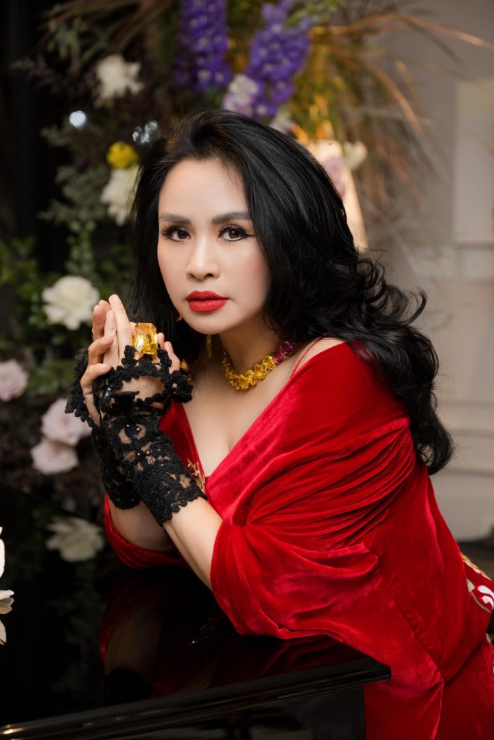 Diva đầu tiên được phong NSND: Sở hữu nhà mặt tiền Tây Hồ cực xịn, sau 3 lần đò đã tìm thấy hạnh phúc- Ảnh 2. Diva đầu tiên được phong NSND: Sở hữu nhà mặt tiền Tây Hồ cực xịn, sau 3 lần đò đã tìm thấy hạnh phúc- Ảnh 2.