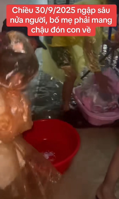 Cập nhật Hà Nội lúc này: Nhân viên ăn mì tôm, trải chiếu ngủ ở công ty, phụ huynh loay hoay 5 tiếng vẫn chưa đón được con- Ảnh 6. Cập nhật Hà Nội lúc này: Nhân viên ăn mì tôm, trải chiếu ngủ ở công ty, phụ huynh loay hoay 5 tiếng vẫn chưa đón được con- Ảnh 6.