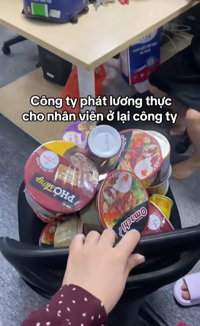 Hà Nội gần nửa đêm, điểm danh các bác ở lại công ty: Tôi, đã sẵn sàng giường, đồ ăn, tắm rửa!!!!- Ảnh 4. Hà Nội gần nửa đêm, điểm danh các bác ở lại công ty: Tôi, đã sẵn sàng giường, đồ ăn, tắm rửa!!!!- Ảnh 4.