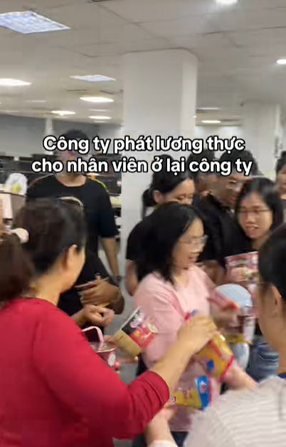 Hà Nội gần nửa đêm, điểm danh các bác ở lại công ty: Tôi, đã sẵn sàng giường, đồ ăn, tắm rửa!!!!- Ảnh 5. Hà Nội gần nửa đêm, điểm danh các bác ở lại công ty: Tôi, đã sẵn sàng giường, đồ ăn, tắm rửa!!!!- Ảnh 5.