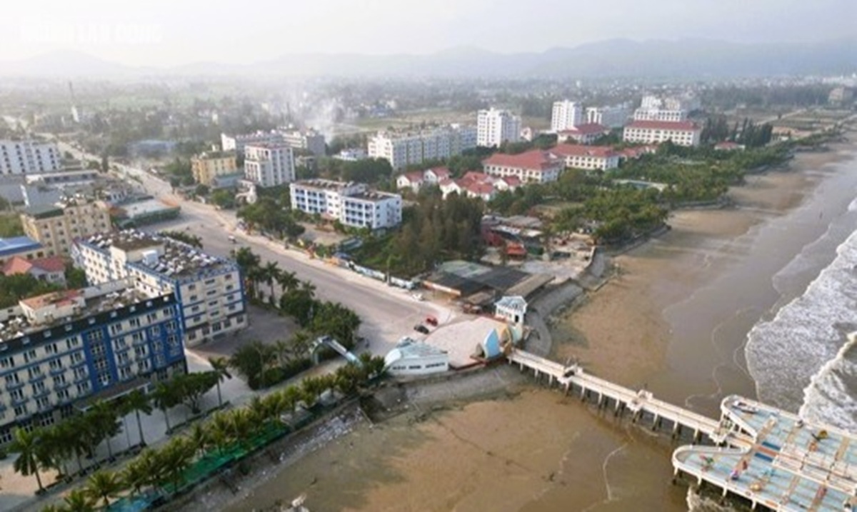 Cận cảnh bãi biển nổi tiếng ở Thanh Hóa tơi tả sau bão số 10 Bualoi- Ảnh 18.
