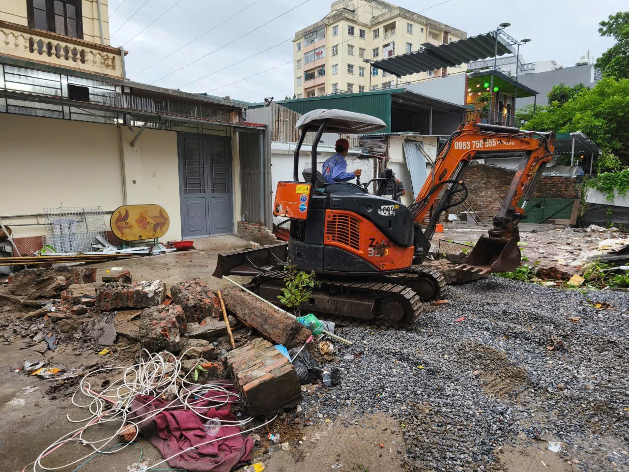 Hà Nội xử lý loạt nhà tôn lấn chiếm quanh khu chung cư cao cấp- Ảnh 1.