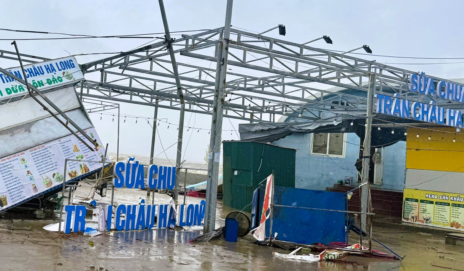 Cận cảnh bãi biển nổi tiếng ở Thanh Hóa tơi tả sau bão số 10 Bualoi- Ảnh 13.