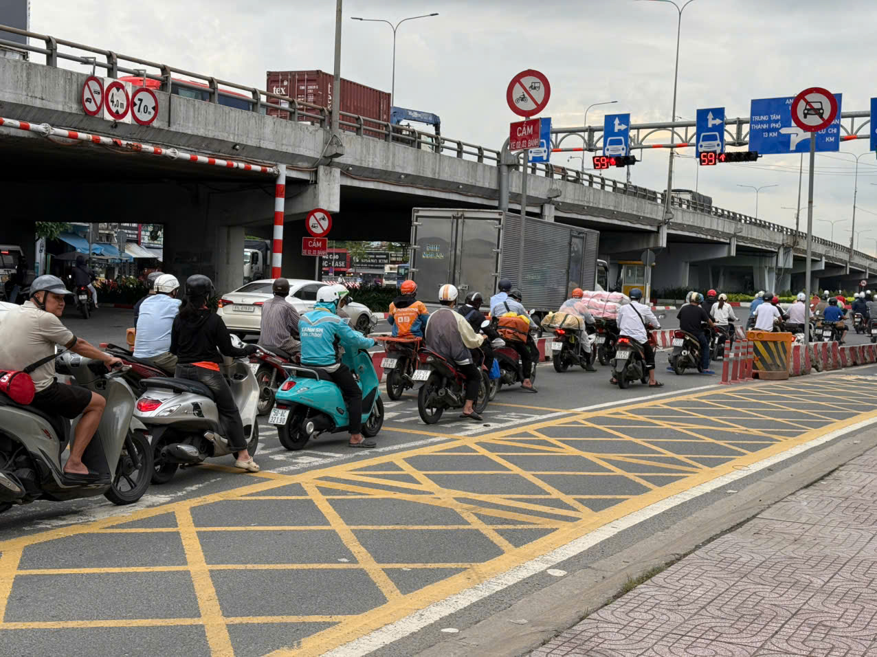 Chạy xe trên vỉa hè, 30 chủ xe máy ở TP HCM nhận giấy phạt nguội tại nhà- Ảnh 2. Chạy xe trên vỉa hè, 30 chủ xe máy ở TP HCM nhận giấy phạt nguội tại nhà- Ảnh 2.