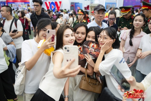 Dàn sao Việt tại Triển lãm Thành tựu đất nước: Phương Oanh - Shark Bình sánh đôi, 1 sao nữ 42 tuổi đang hot khoe visual quá xinh!- Ảnh 15. Dàn sao Việt tại Triển lãm Thành tựu đất nước: Phương Oanh - Shark Bình sánh đôi, 1 sao nữ 42 tuổi đang hot khoe visual quá xinh!- Ảnh 15.