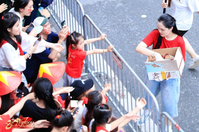 Quỳnh Anh - vợ Duy Mạnh phản pháo khi netizen nhắc nên học cách phối đồ- Ảnh 2. Quỳnh Anh - vợ Duy Mạnh phản pháo khi netizen nhắc nên học cách phối đồ- Ảnh 2.