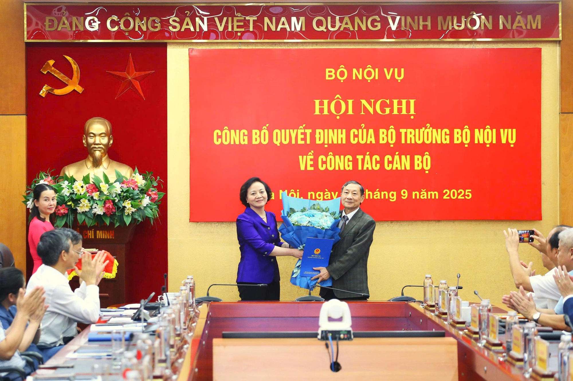Bộ Nội vụ điều động, bổ nhiệm cán bộ- Ảnh 1. Bộ Nội vụ điều động, bổ nhiệm cán bộ- Ảnh 1.