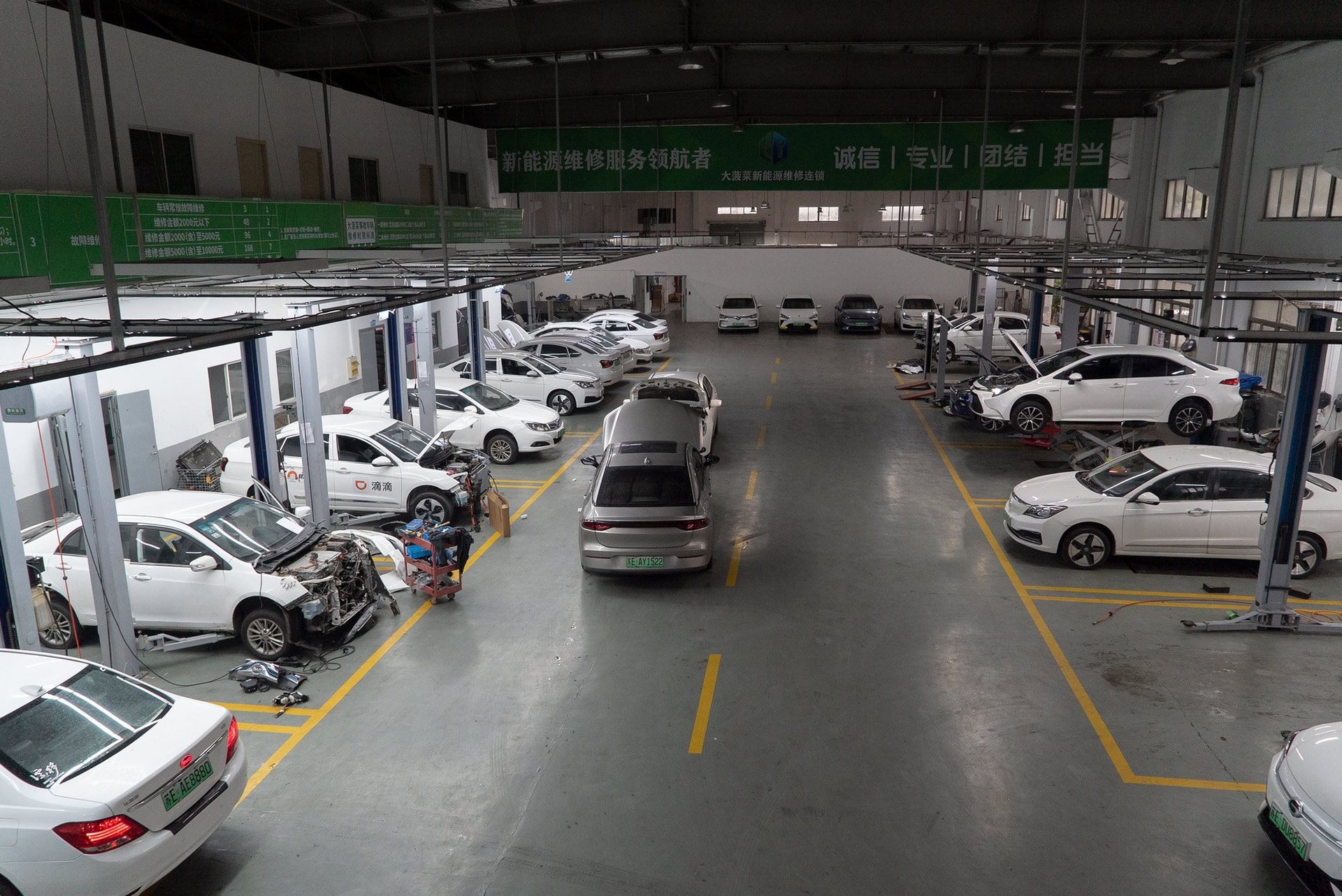 Trung Quốc thiếu hơn 1 triệu thợ sửa xe điện, 75% thợ không đủ tiêu chuẩn: Cuộc khủng hoảng thầm lặng cho nỗ lực xanh hóa ngành ô tô- Ảnh 5.