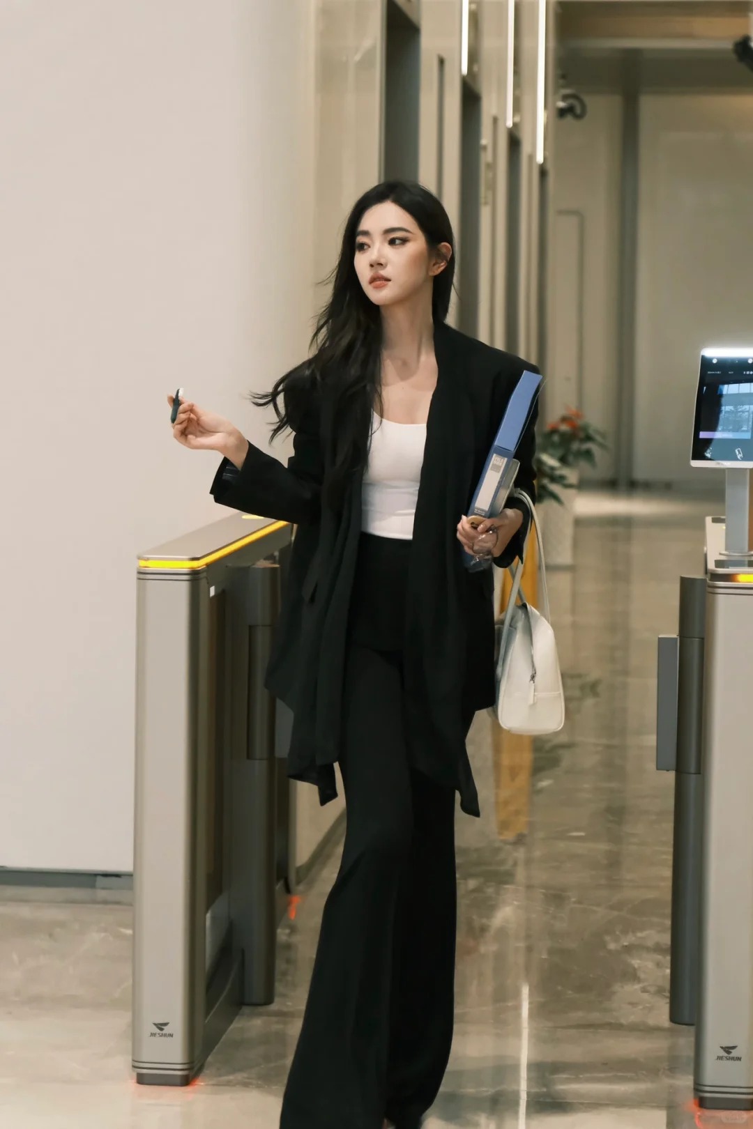 Sự thật phũ phàng ở tuổi 28: Công việc chỉ là công việc, đừng biến nó thành tất cả cuộc đời bạn- Ảnh 2. Sự thật phũ phàng ở tuổi 28: Công việc chỉ là công việc, đừng biến nó thành tất cả cuộc đời bạn- Ảnh 2.