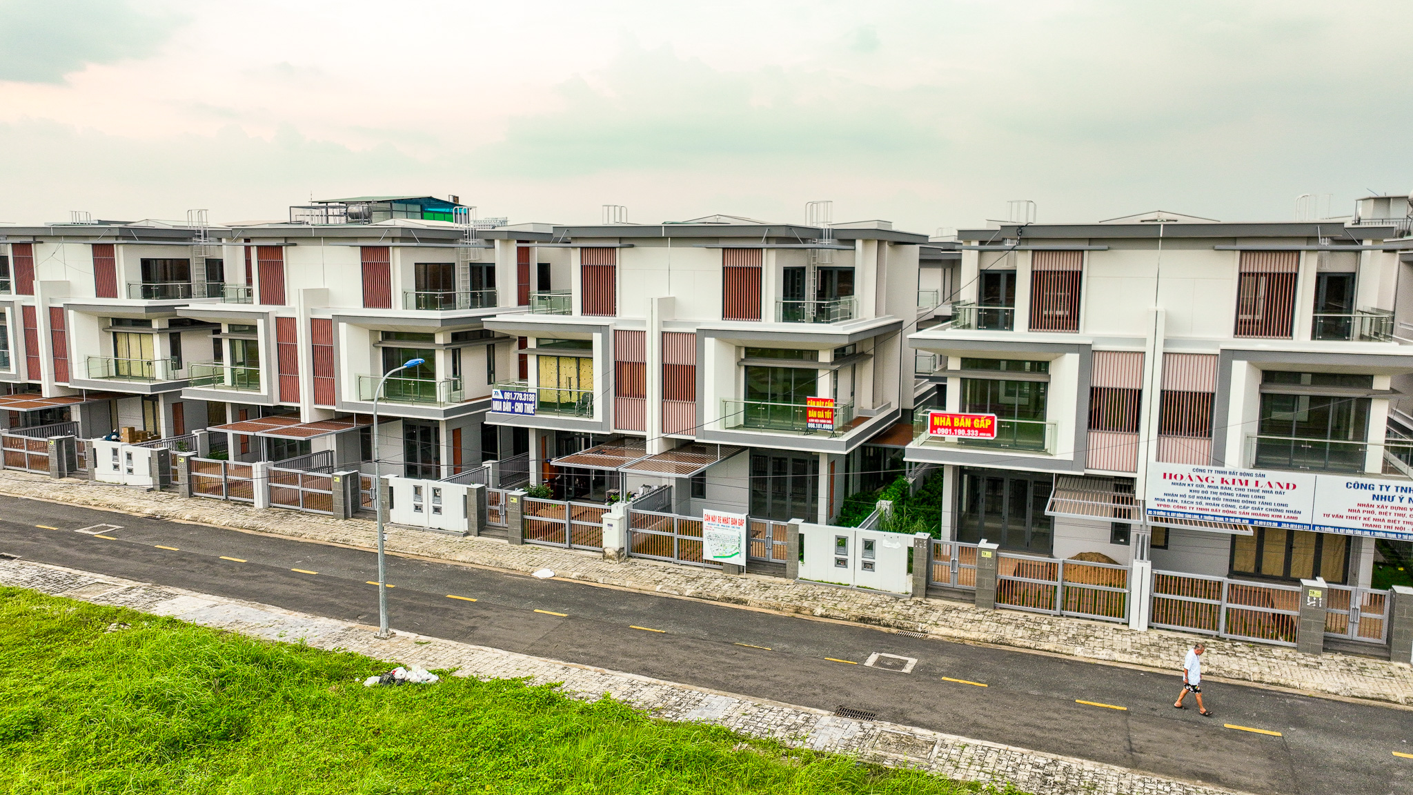 Khu đô thị treo đầy biển bán gấp, nhà ngộp nhưng giá tăng gần 70% ở TP.HCM- Ảnh 3. Khu đô thị treo đầy biển bán gấp, nhà ngộp nhưng giá tăng gần 70% ở TP.HCM- Ảnh 3.