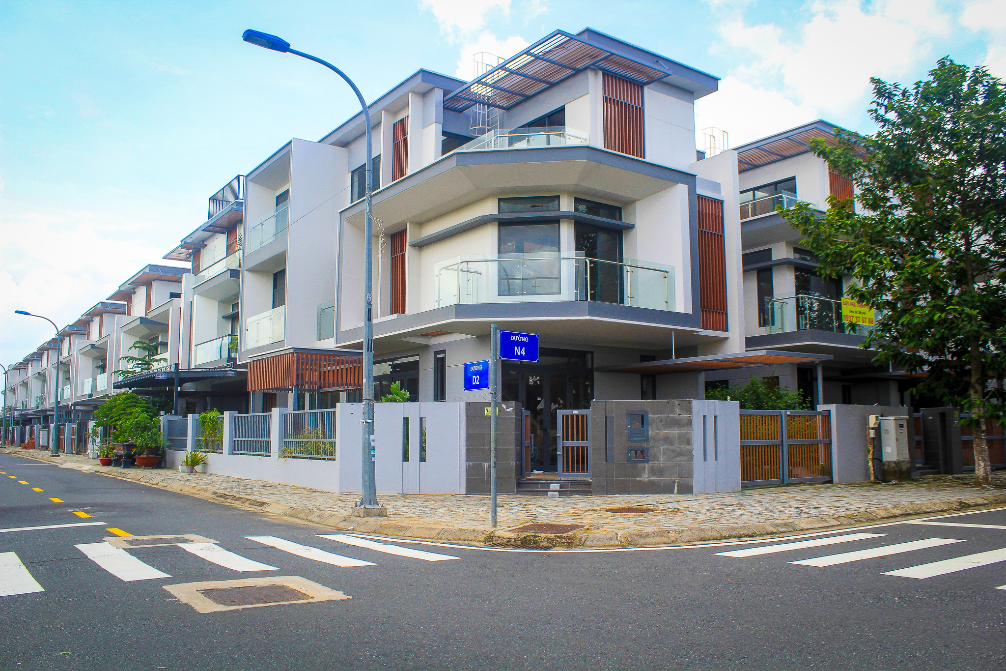 Khu đô thị treo đầy biển bán gấp, nhà ngộp nhưng giá tăng gần 70% ở TP.HCM- Ảnh 4. Khu đô thị treo đầy biển bán gấp, nhà ngộp nhưng giá tăng gần 70% ở TP.HCM- Ảnh 4.