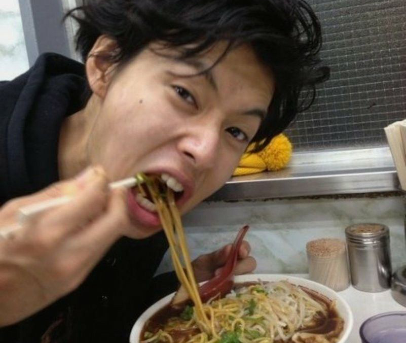 Điểm danh 8 kiểu ăn uống "bức tử" dạ dày nhưng đố ai chưa từng mắc phải 1 lần!- Ảnh 1.