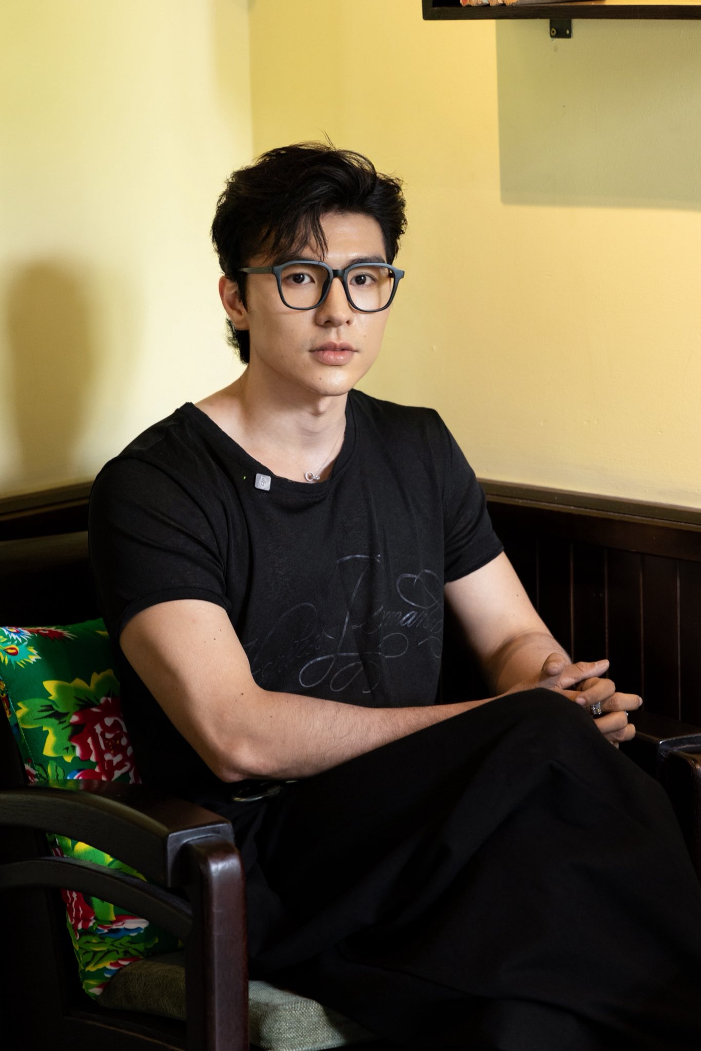 Steven Nguyễn gây sốt với vai phản diện Quang trong "Mưa đỏ"- Ảnh 11. Steven Nguyễn gây sốt với vai phản diện Quang trong "Mưa đỏ"- Ảnh 11.