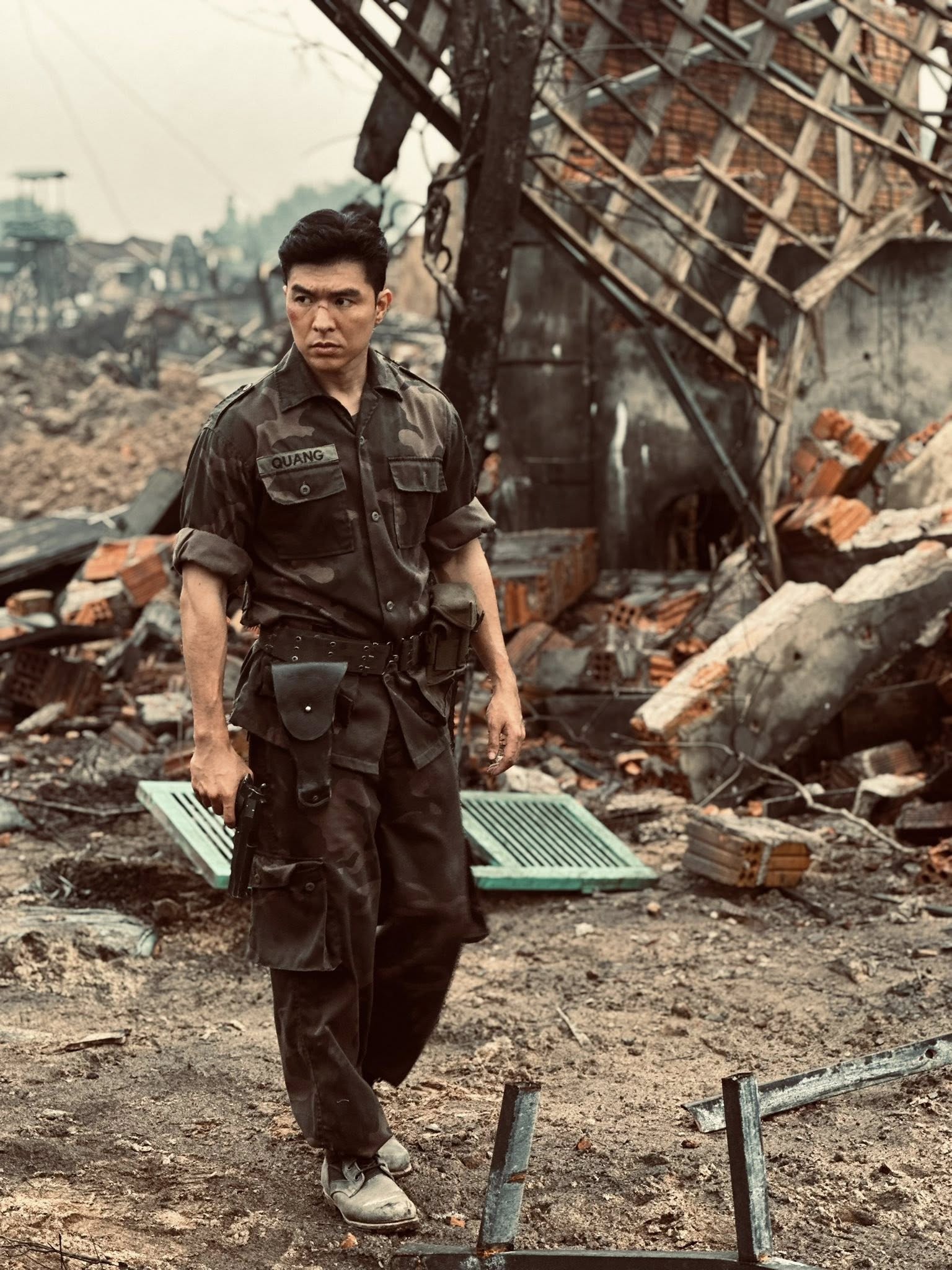 Steven Nguyễn gây sốt với vai phản diện Quang trong "Mưa đỏ"- Ảnh 4. Steven Nguyễn gây sốt với vai phản diện Quang trong "Mưa đỏ"- Ảnh 4.