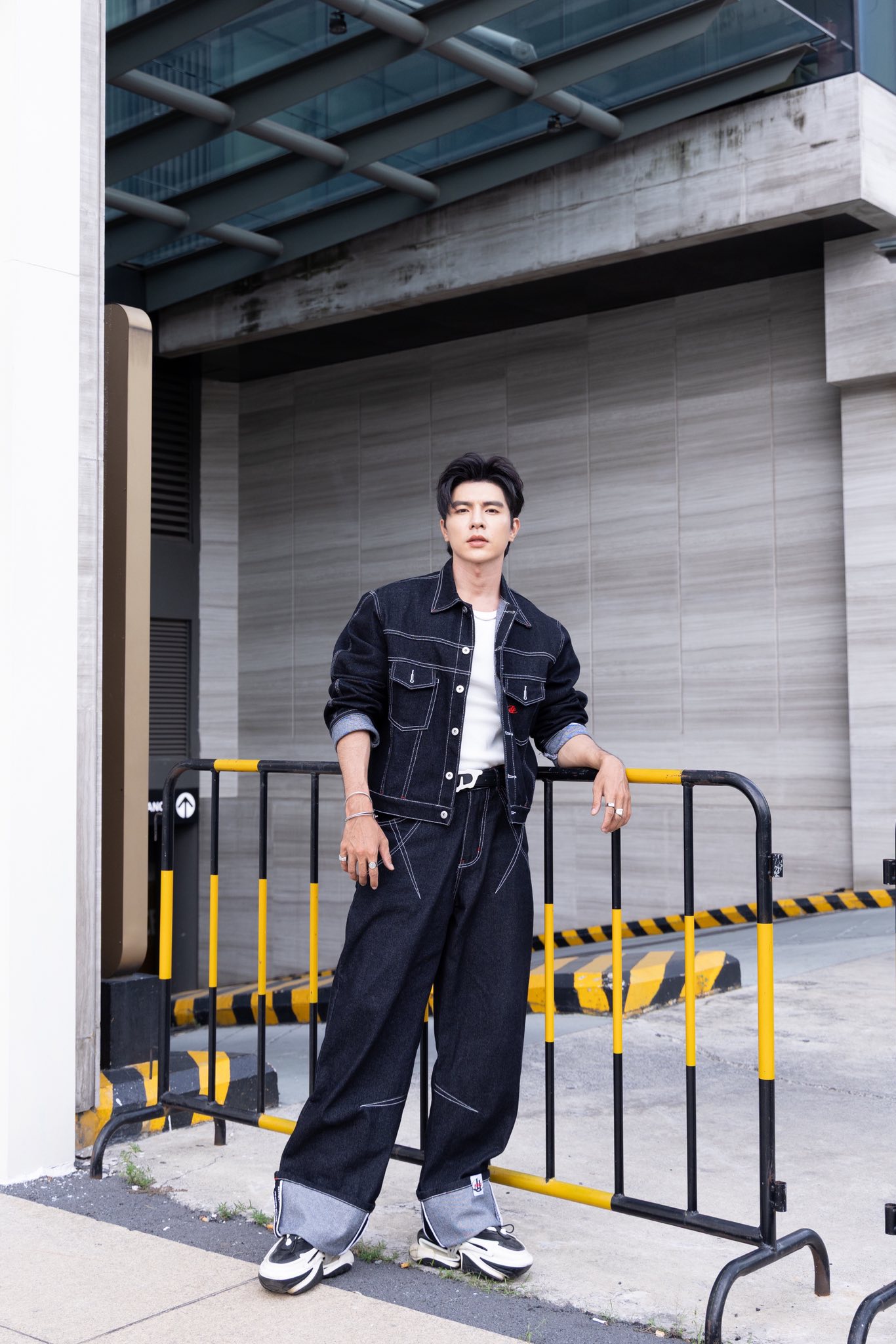 Steven Nguyễn gây sốt với vai phản diện Quang trong "Mưa đỏ"- Ảnh 9. Steven Nguyễn gây sốt với vai phản diện Quang trong "Mưa đỏ"- Ảnh 9.