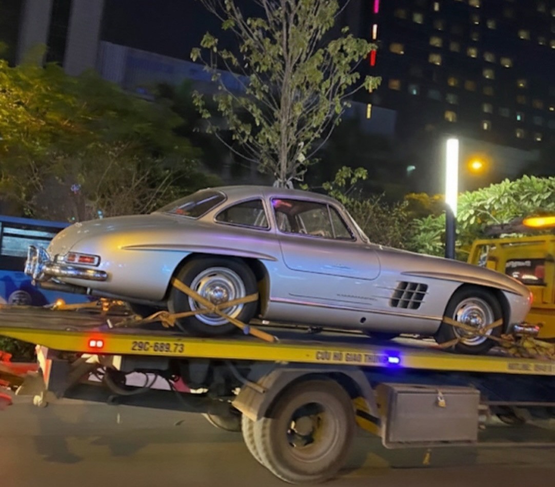 Mercedes-Benz 300 SL triệu đô bất ngờ xuất hiện tại Việt Nam, CĐM lập tức gọi tên một người xứng đáng làm chủ nhân siêu phẩm- Ảnh 1. Mercedes-Benz 300 SL triệu đô bất ngờ xuất hiện tại Việt Nam, CĐM lập tức gọi tên một người xứng đáng làm chủ nhân siêu phẩm- Ảnh 1.