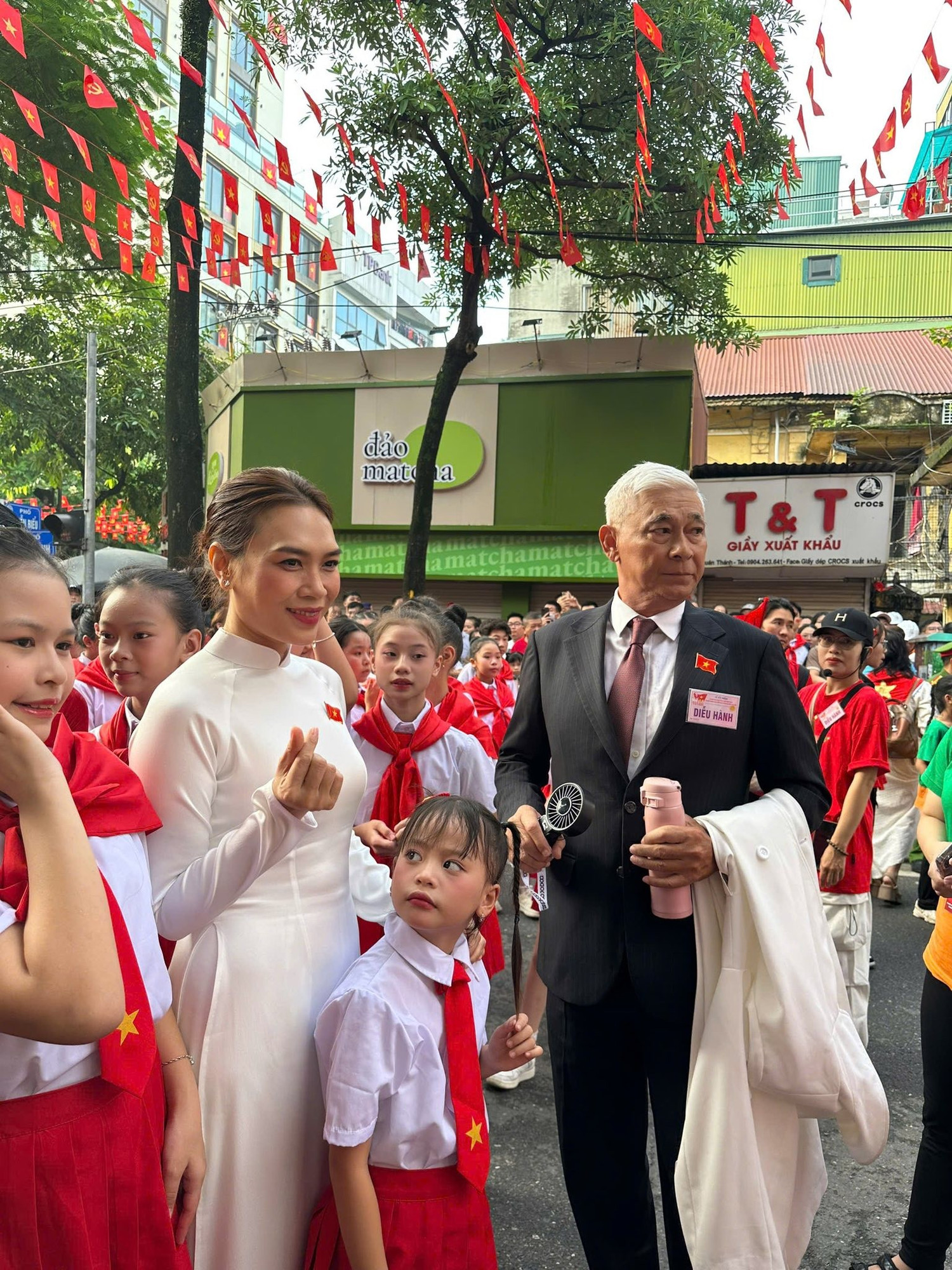 Lý do Mỹ Tâm thuê vệ sĩ lớn tuổi- Ảnh 1. Lý do Mỹ Tâm thuê vệ sĩ lớn tuổi- Ảnh 1.