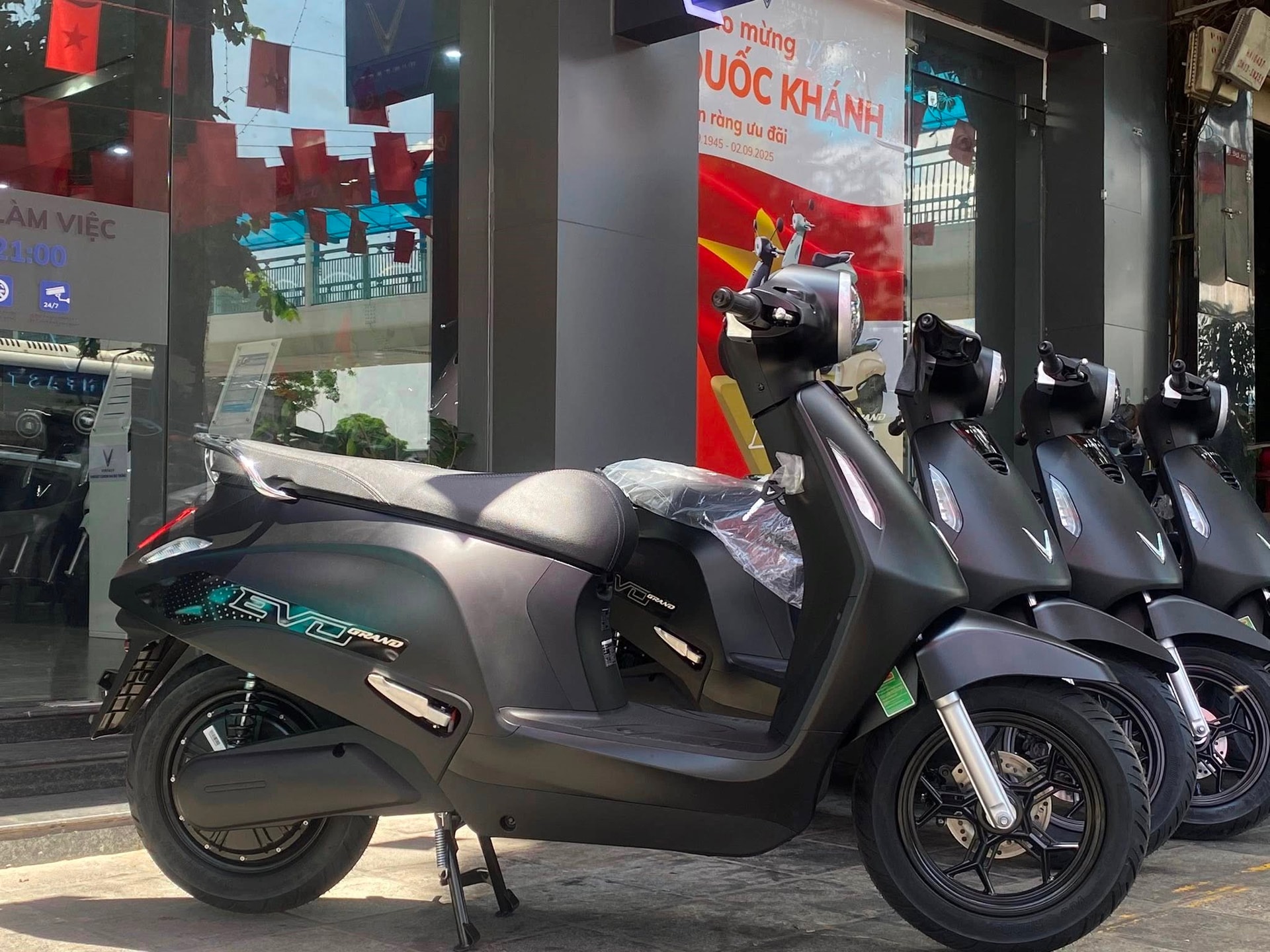 VinFast Evo Grand đi xa, cốp siêu lớn đã về đại lý: Niêm yết 21 triệu nhưng có thể mua với giá rẻ hơn- Ảnh 1. VinFast Evo Grand đi xa, cốp siêu lớn đã về đại lý: Niêm yết 21 triệu nhưng có thể mua với giá rẻ hơn- Ảnh 1.