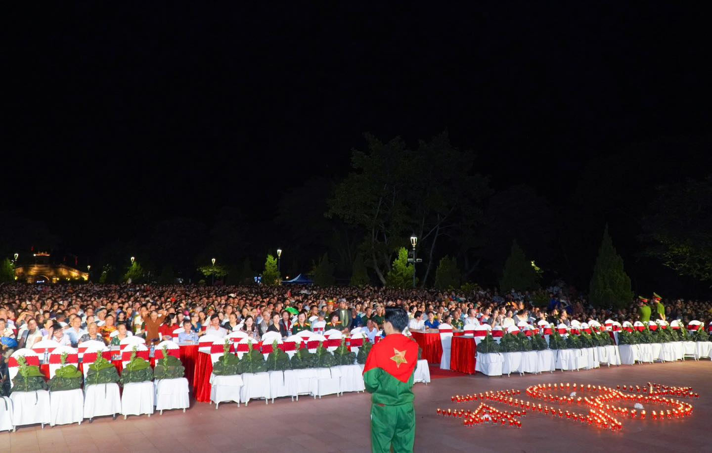 Buổi chiếu đặc biệt nhất của Mưa Đỏ: Hàng ghế trống, balo, hoa cúc trắng và khoảnh khắc cúi đầu trước lịch sử- Ảnh 6. Buổi chiếu đặc biệt nhất của Mưa Đỏ: Hàng ghế trống, balo, hoa cúc trắng và khoảnh khắc cúi đầu trước lịch sử- Ảnh 6.