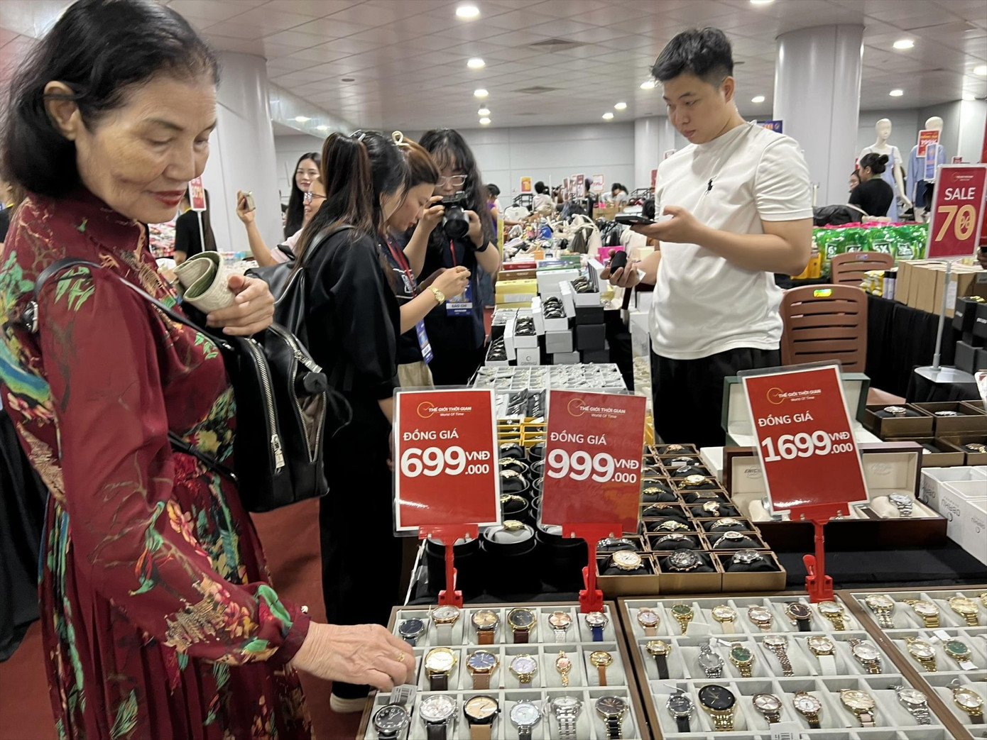 Kỳ vọng 'sóng' tiêu dùng mới sau kỳ nghỉ lễ- Ảnh 1. Kỳ vọng 'sóng' tiêu dùng mới sau kỳ nghỉ lễ- Ảnh 1.
