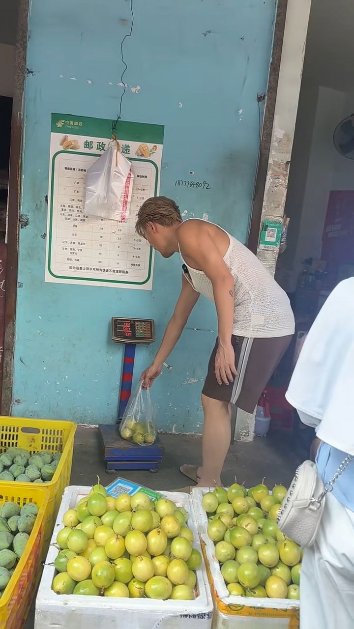 1 Anh Trai Vượt Ngàn Chông Gai thất thế, ngồi lầm lũi bán trái cây lề đường mưu sinh?- Ảnh 8. 1 Anh Trai Vượt Ngàn Chông Gai thất thế, ngồi lầm lũi bán trái cây lề đường mưu sinh?- Ảnh 8.