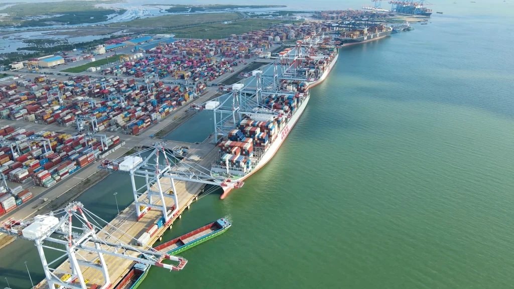 Việt Nam có 3 cảng biển vào TOP 100 thế giới, đóng góp lớn vào GDP- Ảnh 1. Việt Nam có 3 cảng biển vào TOP 100 thế giới, đóng góp lớn vào GDP- Ảnh 1.