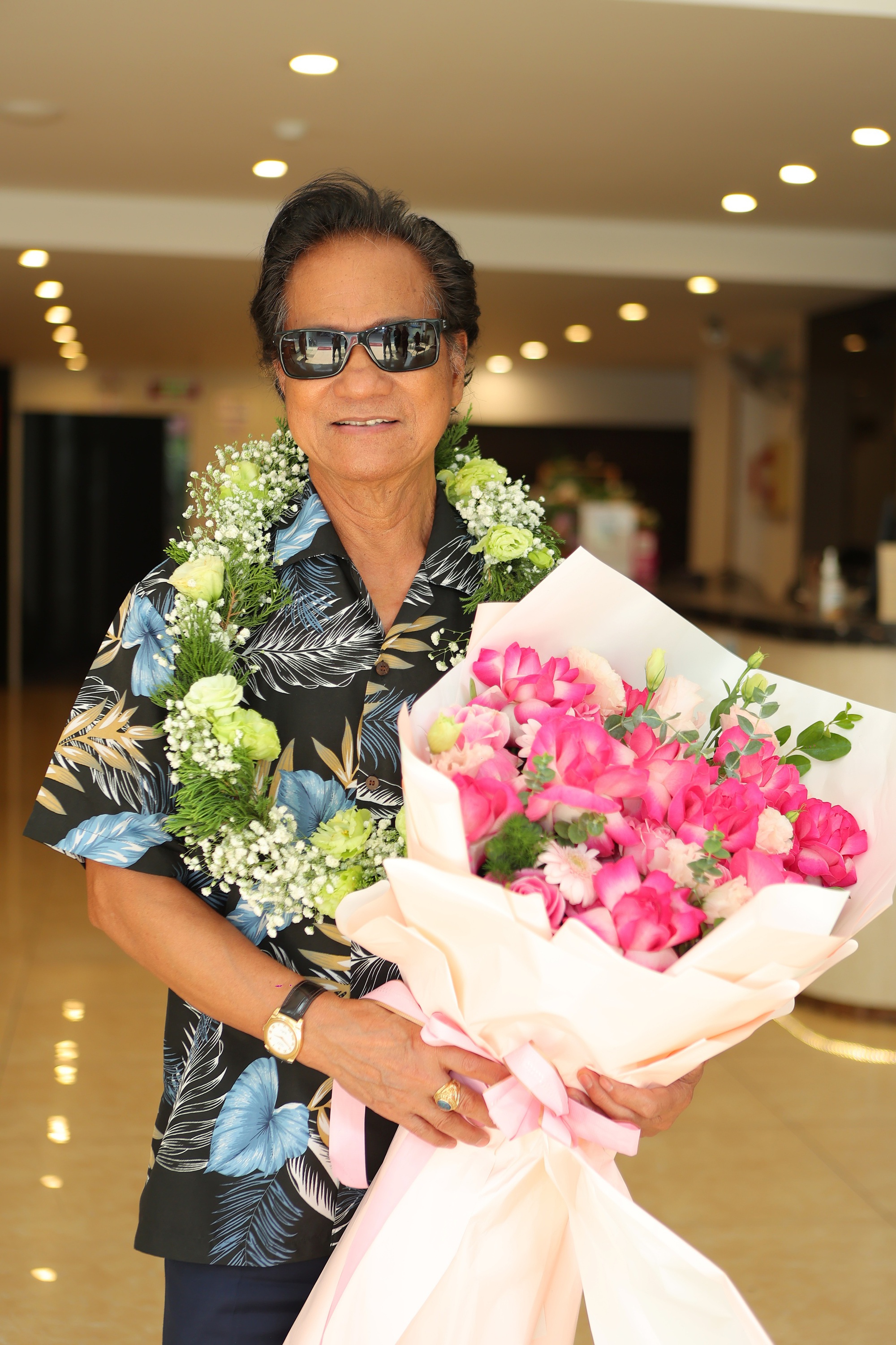 Danh ca Chế Linh: "Tôi không cầm được xúc động khi ra khỏi sân bây Tân Sơn Nhất"- Ảnh 2. Danh ca Chế Linh: "Tôi không cầm được xúc động khi ra khỏi sân bây Tân Sơn Nhất"- Ảnh 2.