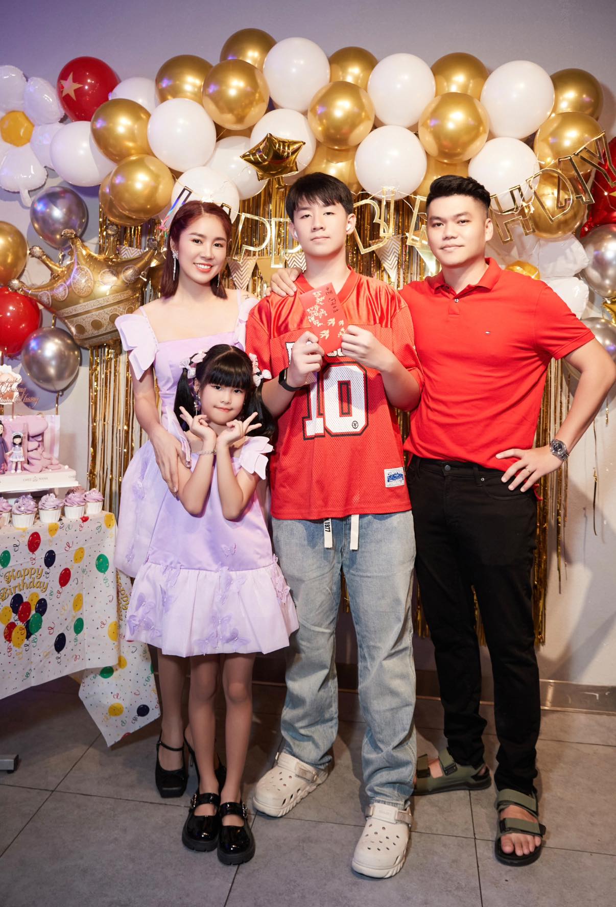 Con trai Lê Phương 14 tuổi cao gần 1,8m, visual chuẩn soái ca tương lai: Mẹ nói không bao giờ tiếc đầu tư cho con dùng món này mỗi ngày- Ảnh 2. Con trai Lê Phương 14 tuổi cao gần 1,8m, visual chuẩn soái ca tương lai: Mẹ nói không bao giờ tiếc đầu tư cho con dùng món này mỗi ngày- Ảnh 2.