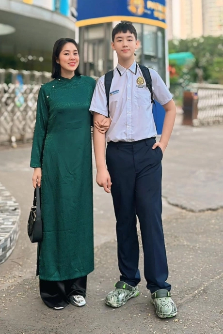 Con trai Lê Phương 14 tuổi cao gần 1,8m, visual chuẩn soái ca tương lai: Mẹ nói không bao giờ tiếc đầu tư cho con dùng món này mỗi ngày- Ảnh 5. Con trai Lê Phương 14 tuổi cao gần 1,8m, visual chuẩn soái ca tương lai: Mẹ nói không bao giờ tiếc đầu tư cho con dùng món này mỗi ngày- Ảnh 5.
