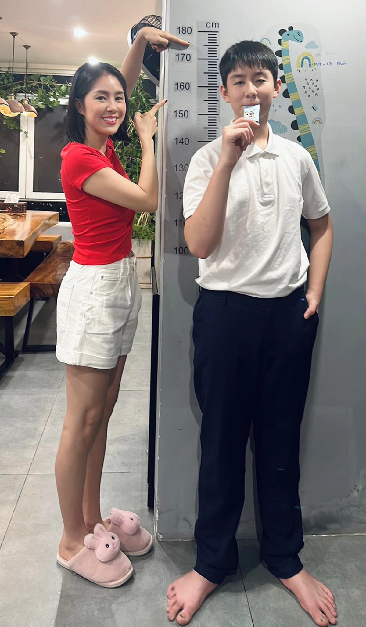 Con trai Lê Phương 14 tuổi cao gần 1,8m, visual chuẩn soái ca tương lai: Mẹ nói không bao giờ tiếc đầu tư cho con dùng món này mỗi ngày- Ảnh 6. Con trai Lê Phương 14 tuổi cao gần 1,8m, visual chuẩn soái ca tương lai: Mẹ nói không bao giờ tiếc đầu tư cho con dùng món này mỗi ngày- Ảnh 6.