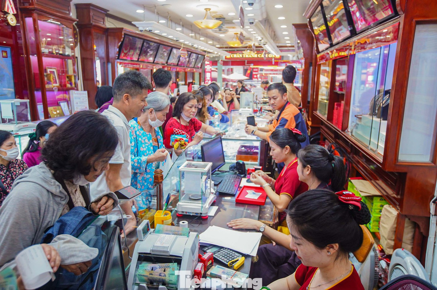 Có tiền không mua nổi vàng, tóm lại chuyện gì đang xảy ra?- Ảnh 1. Có tiền không mua nổi vàng, tóm lại chuyện gì đang xảy ra?- Ảnh 1.