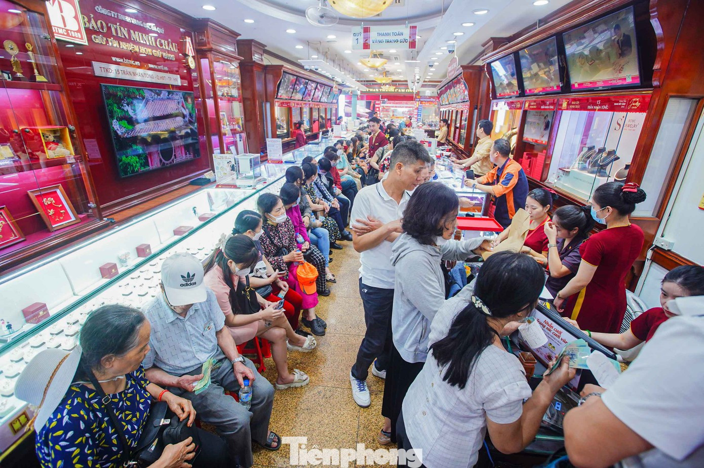 Có tiền không mua nổi vàng, tóm lại chuyện gì đang xảy ra?- Ảnh 2. Có tiền không mua nổi vàng, tóm lại chuyện gì đang xảy ra?- Ảnh 2.