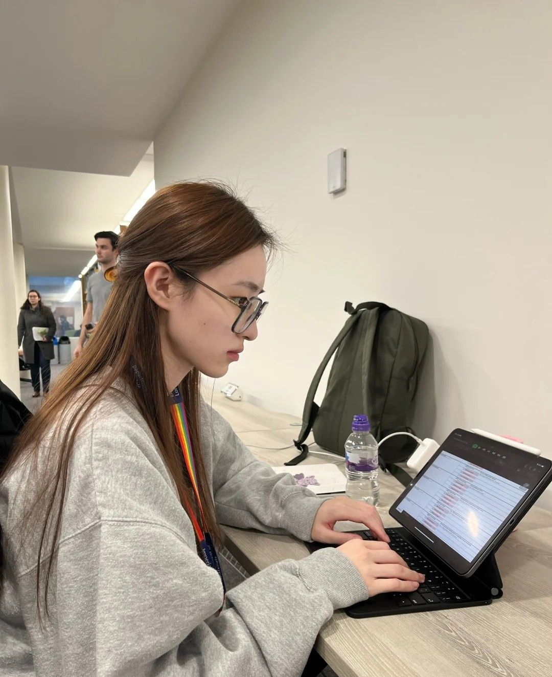 Tốt nghiệp cấp 3, đi làm kiếm tiền trước đã, Đại học để sau: Cách Gen Z vượt qua ám ảnh thất nghiệp?- Ảnh 1. Tốt nghiệp cấp 3, đi làm kiếm tiền trước đã, Đại học để sau: Cách Gen Z vượt qua ám ảnh thất nghiệp?- Ảnh 1.