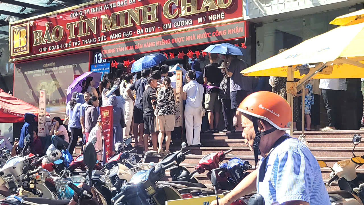 Nghẹt thở trước tiệm vàng, hàng trăm người xếp hàng chờ mua khi giá vàng lên đỉnh lịch sử- Ảnh 2. Nghẹt thở trước tiệm vàng, hàng trăm người xếp hàng chờ mua khi giá vàng lên đỉnh lịch sử- Ảnh 2.