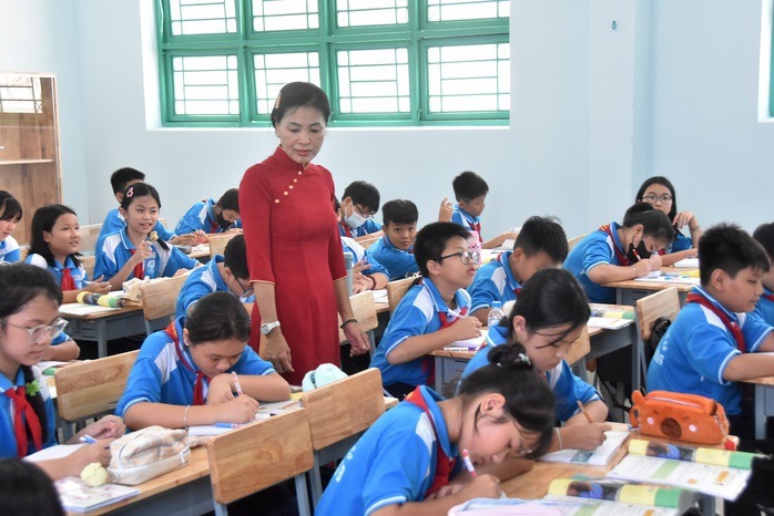 2 trường hợp giáo viên được đề xuất hưởng phụ cấp 150% lương ngay đầu năm sau- Ảnh 1.