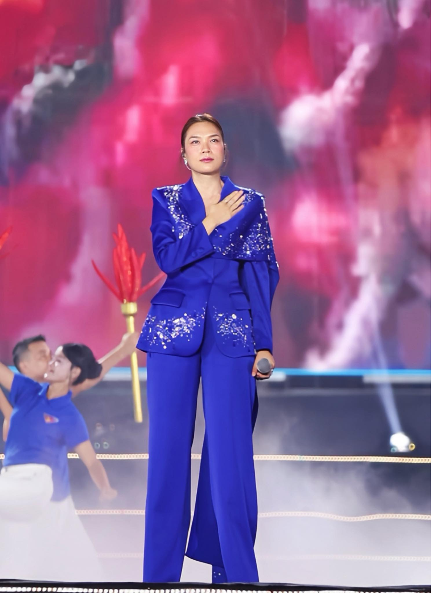 Chạy show Đại lễ như Mỹ Tâm: Từ Mỹ Đình đến Quảng trường Ba Đình rồi Ninh Bình, hát ở đâu “gây bão” ở đó- Ảnh 3. Chạy show Đại lễ như Mỹ Tâm: Từ Mỹ Đình đến Quảng trường Ba Đình rồi Ninh Bình, hát ở đâu “gây bão” ở đó- Ảnh 3.