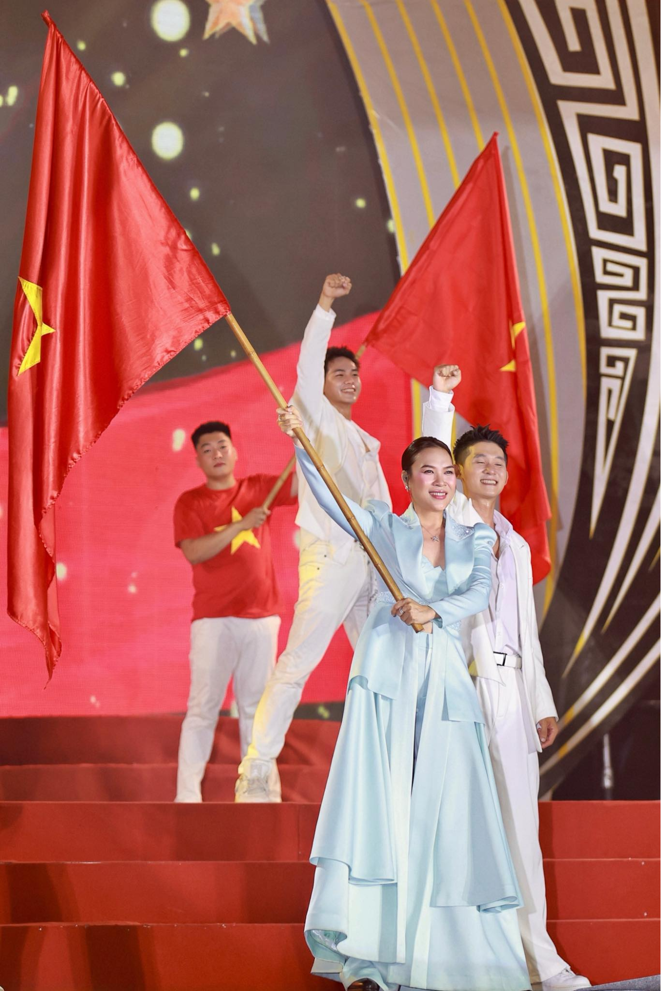 Chạy show Đại lễ như Mỹ Tâm: Từ Mỹ Đình đến Quảng trường Ba Đình rồi Ninh Bình, hát ở đâu “gây bão” ở đó- Ảnh 5. Chạy show Đại lễ như Mỹ Tâm: Từ Mỹ Đình đến Quảng trường Ba Đình rồi Ninh Bình, hát ở đâu “gây bão” ở đó- Ảnh 5.