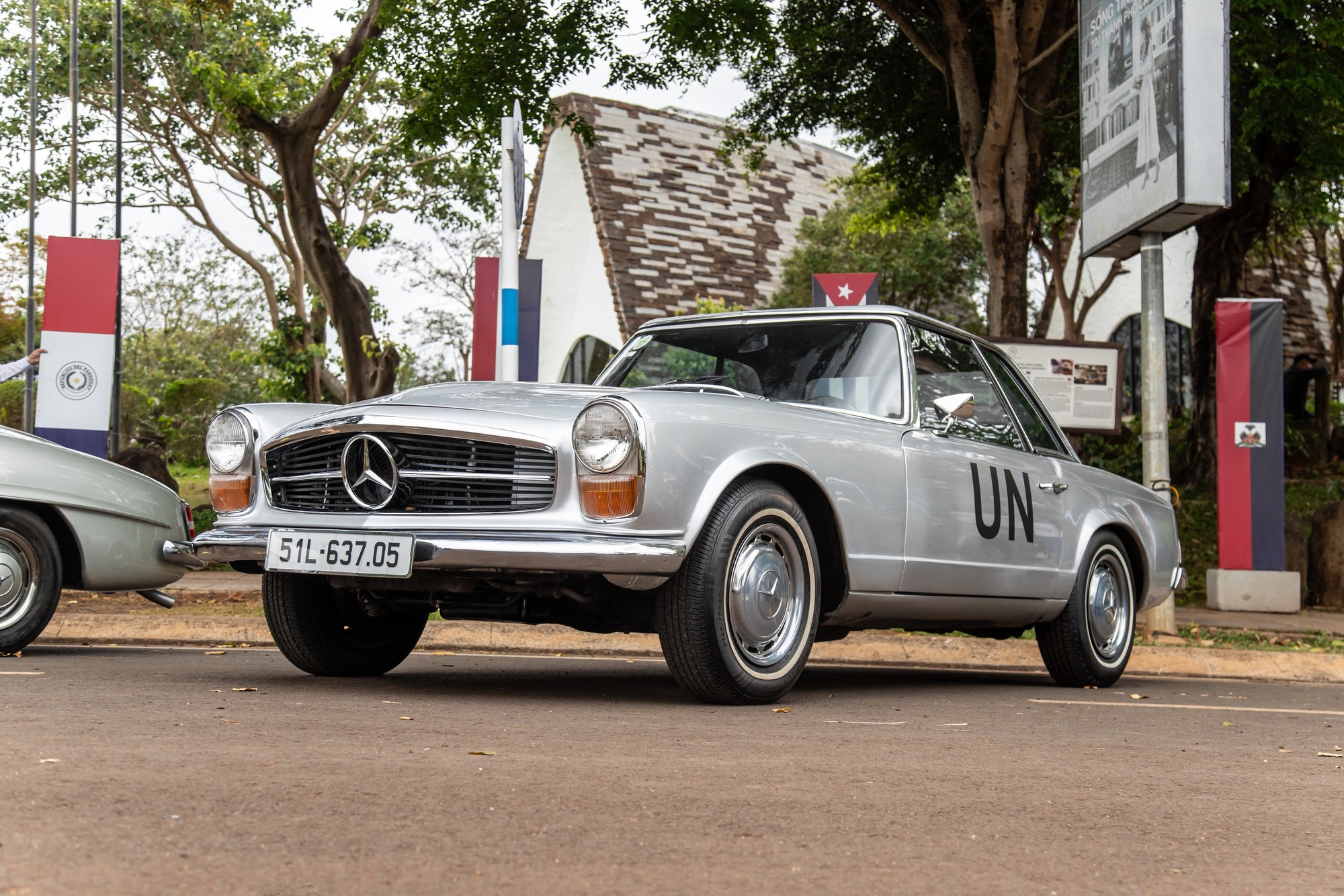 Mercedes-Benz 300 SL triệu đô bất ngờ xuất hiện tại Việt Nam, CĐM lập tức gọi tên một người xứng đáng làm chủ nhân siêu phẩm- Ảnh 5. Mercedes-Benz 300 SL triệu đô bất ngờ xuất hiện tại Việt Nam, CĐM lập tức gọi tên một người xứng đáng làm chủ nhân siêu phẩm- Ảnh 5.