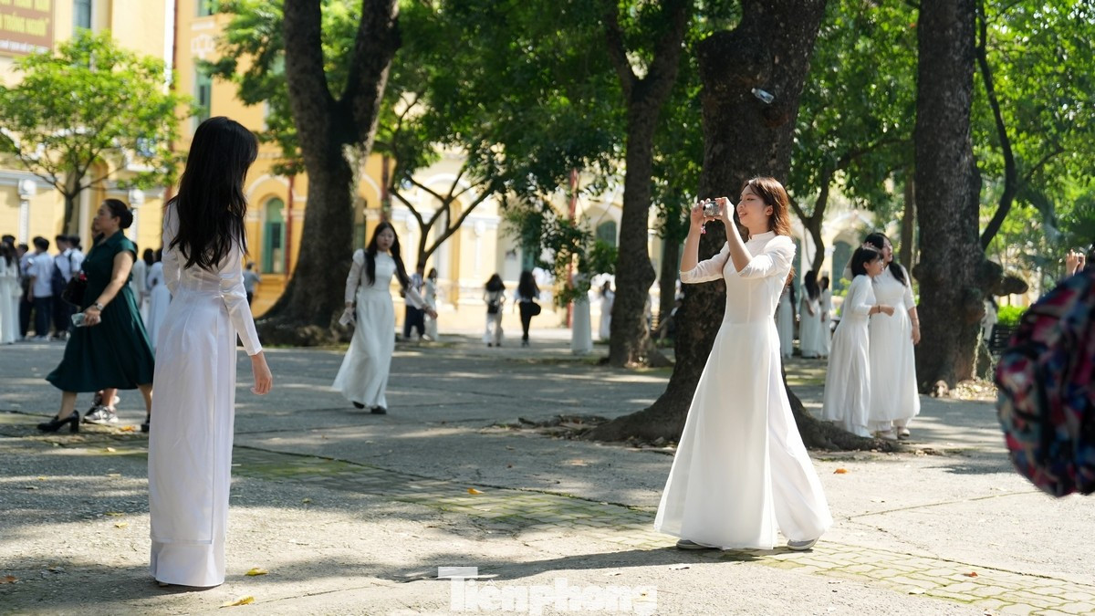 Miền Bắc nắng nóng ngày khai trường- Ảnh 1. Miền Bắc nắng nóng ngày khai trường- Ảnh 1.