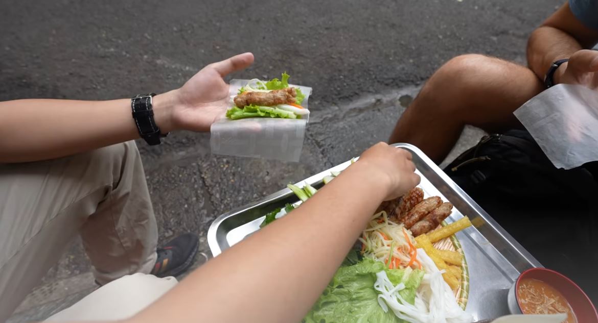 Cặp đôi khách Tây khám phá 1 món ăn Việt Nam, nhận xét ngon nhất châu Á, ăn 5 lần chưa chán- Ảnh 1. Cặp đôi khách Tây khám phá 1 món ăn Việt Nam, nhận xét ngon nhất châu Á, ăn 5 lần chưa chán- Ảnh 1.