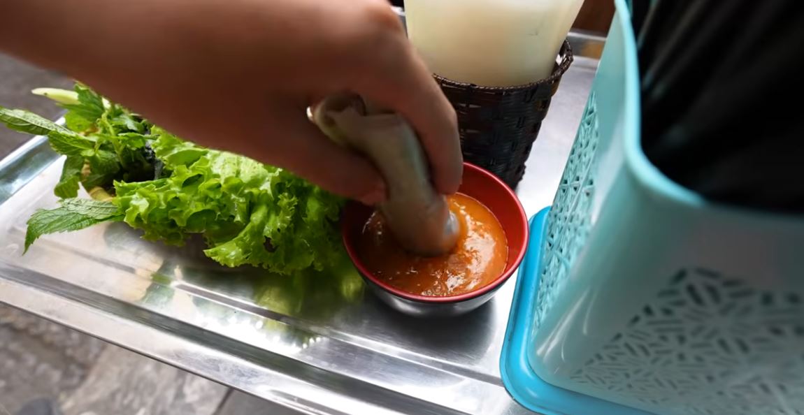 Cặp đôi khách Tây khám phá 1 món ăn Việt Nam, nhận xét ngon nhất châu Á, ăn 5 lần chưa chán- Ảnh 5. Cặp đôi khách Tây khám phá 1 món ăn Việt Nam, nhận xét ngon nhất châu Á, ăn 5 lần chưa chán- Ảnh 5.